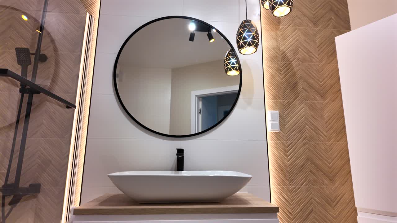 baño principal de lujo, estilo moderno