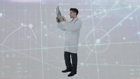 animación de procesamiento de datos, red de conexiones a través de un médico caucásico examinando rayos x
