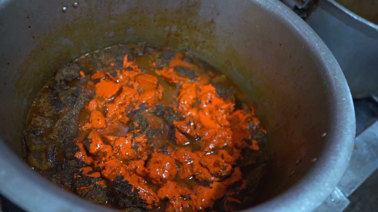 elaboración de pollo al curry en cámara lenta