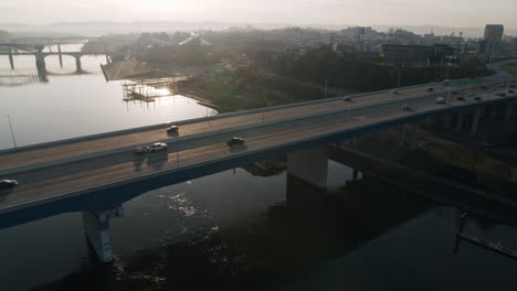 Imágenes-Aéreas-Volando-Lejos-Del-Intenso-Tráfico-En-El-Puente-Conmemorativo-De-Williams-En-La-Autopista-27-En-Chattanooga,-Tennessee