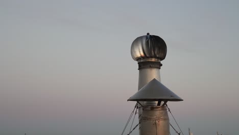 Toma-Estática-De-Una-Chimenea-De-Metal-Girando