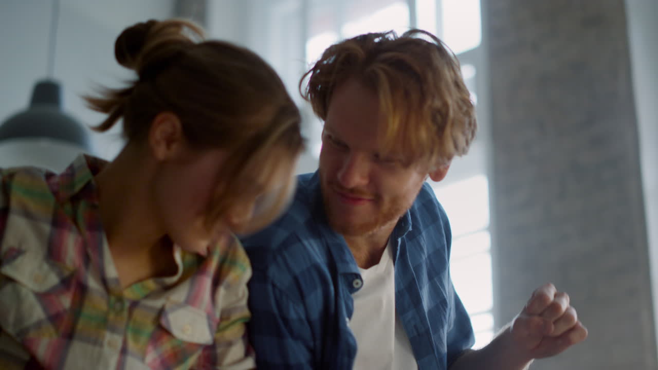 행복한 가족이 실내에서 즐거움을 즐기고, 즐거운 커플이 집에서 수리 후 휴식을 취하고.