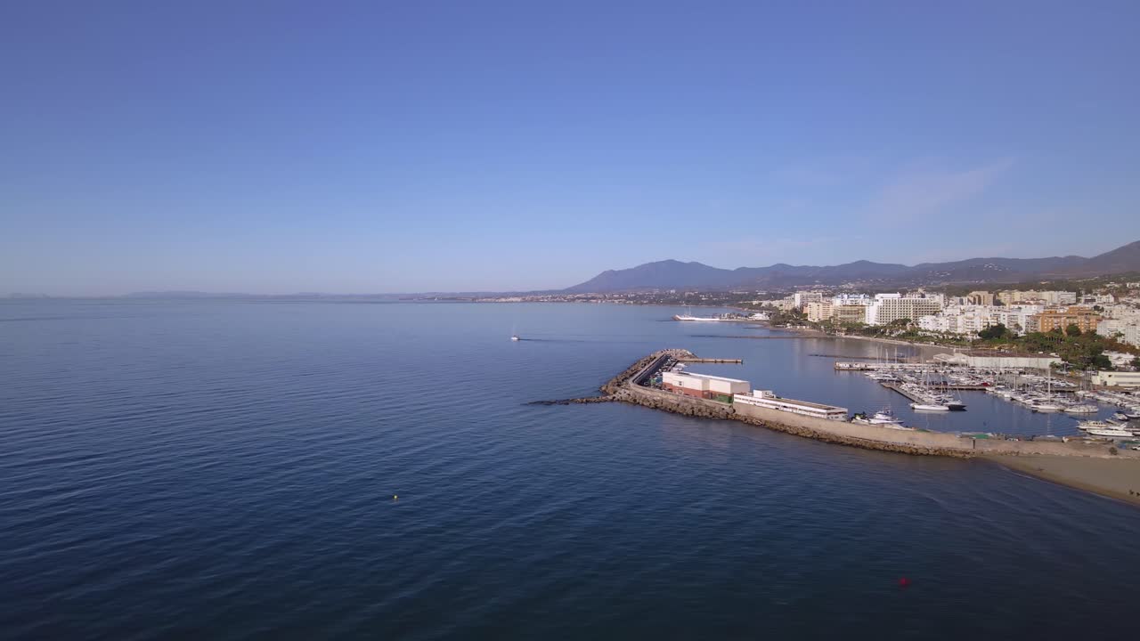 vista aérea 4k de la costa de marbella, españa