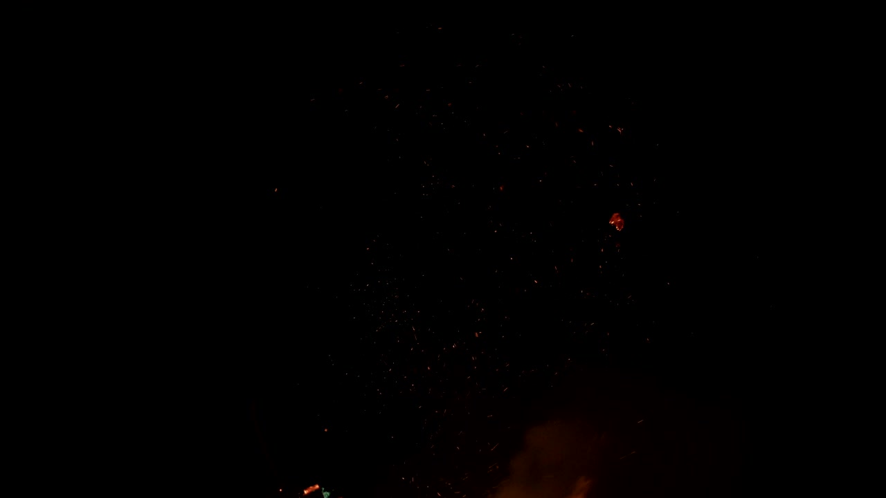 기와 불로 일하는 것, 날아다니는 불꽃으로 일하는 것.