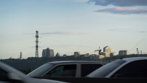 paisaje urbano industrial de la noche en el cielo azul del atardecer. coches rápidos vehículos de conducción.