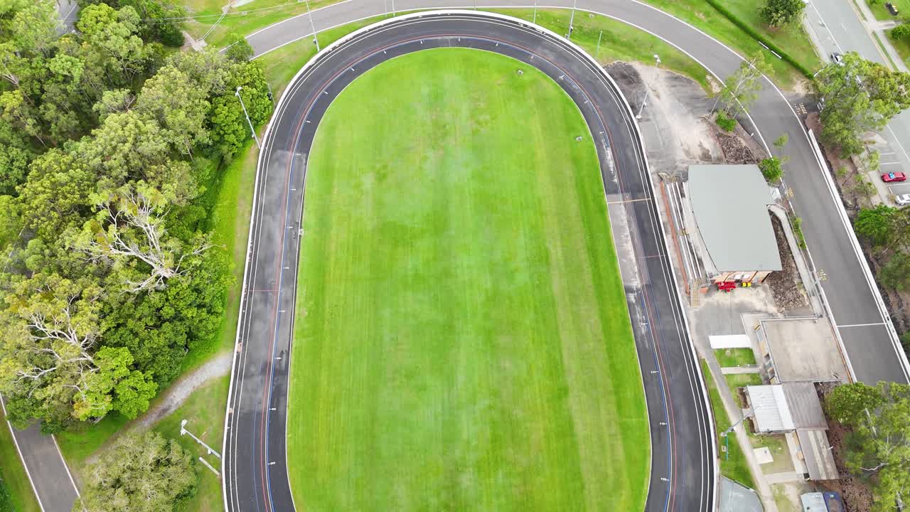 스포츠 트랙과 그 주변의 항공 영상