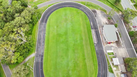 imágenes aéreas de una pista deportiva y sus alrededores
