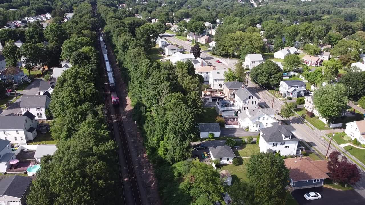 Un treno pendolare MBTA lascia una stazione in una zona residenziale di Norwood, Massachusetts