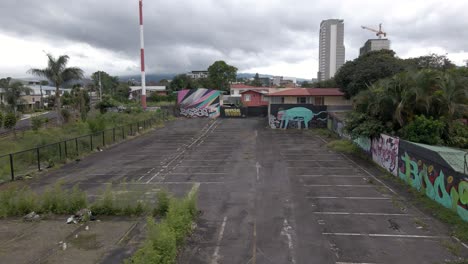 un aparcamiento vacío y abandonado en san jose durante la pandemia del coronavirus