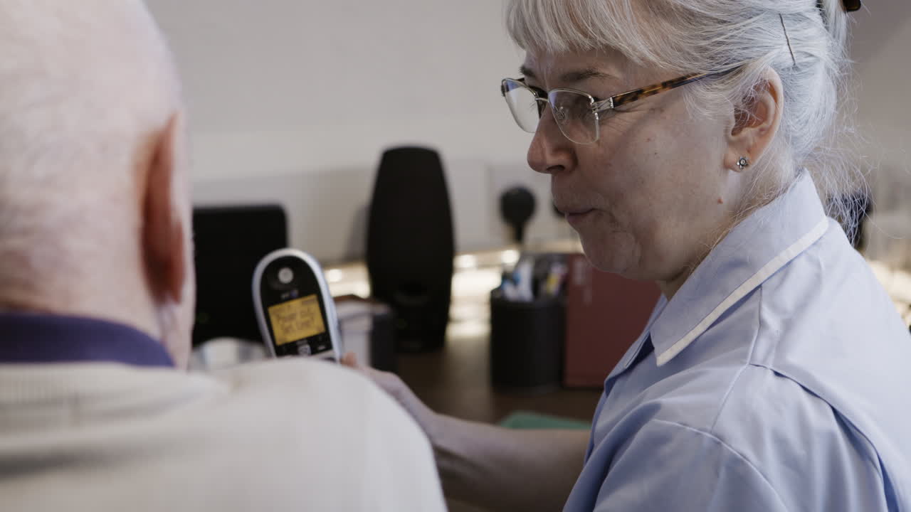 enfermera que asiste a un paciente de edad avanzada