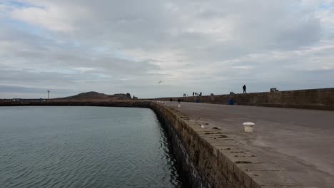 howth pier - una hermosa península y un pequeño suburbio de dublín
