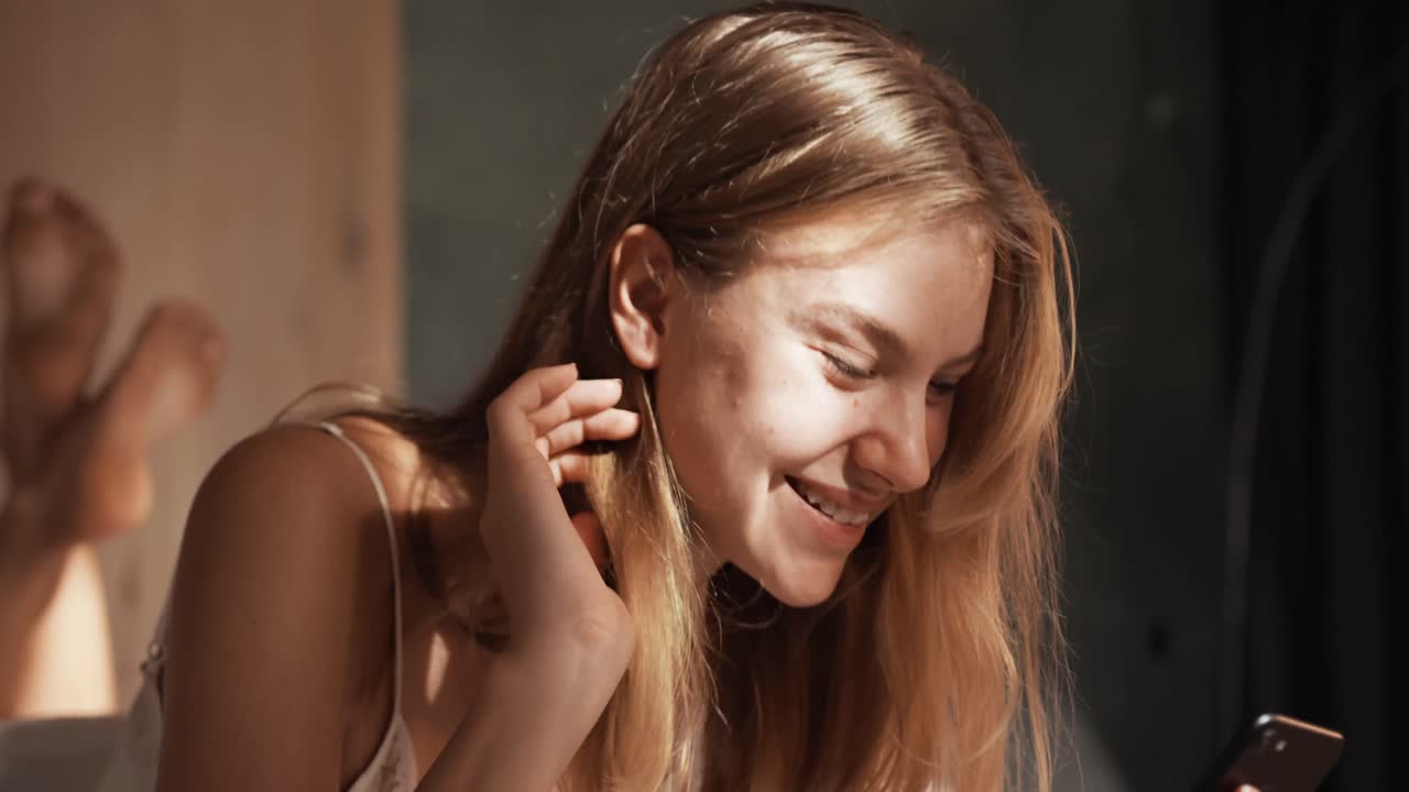 호텔에서 스마트폰을 사용하는 백인 여성