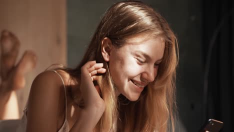 mujer caucásica usando un teléfono inteligente en el hotel