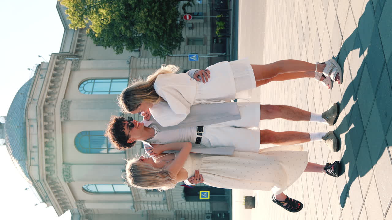 거리에서  옷을 입은 친구들