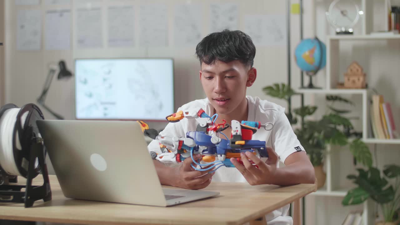 un adolescente estudiando robótica