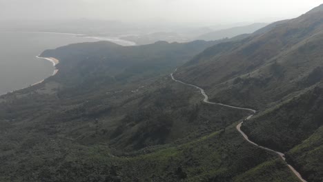 toma aérea de un camino sinuoso a lo largo del paso de montaña costero en el paso de hai van en el campo de vietnam