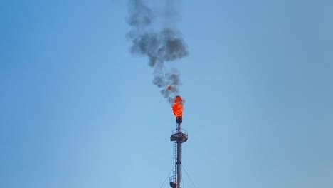 Gran-Llama-Ardiente-Que-Sale-De-La-Industria-De-Refinería-De-Pilas-De-Bengalas-Contra-El-Cielo-Azul