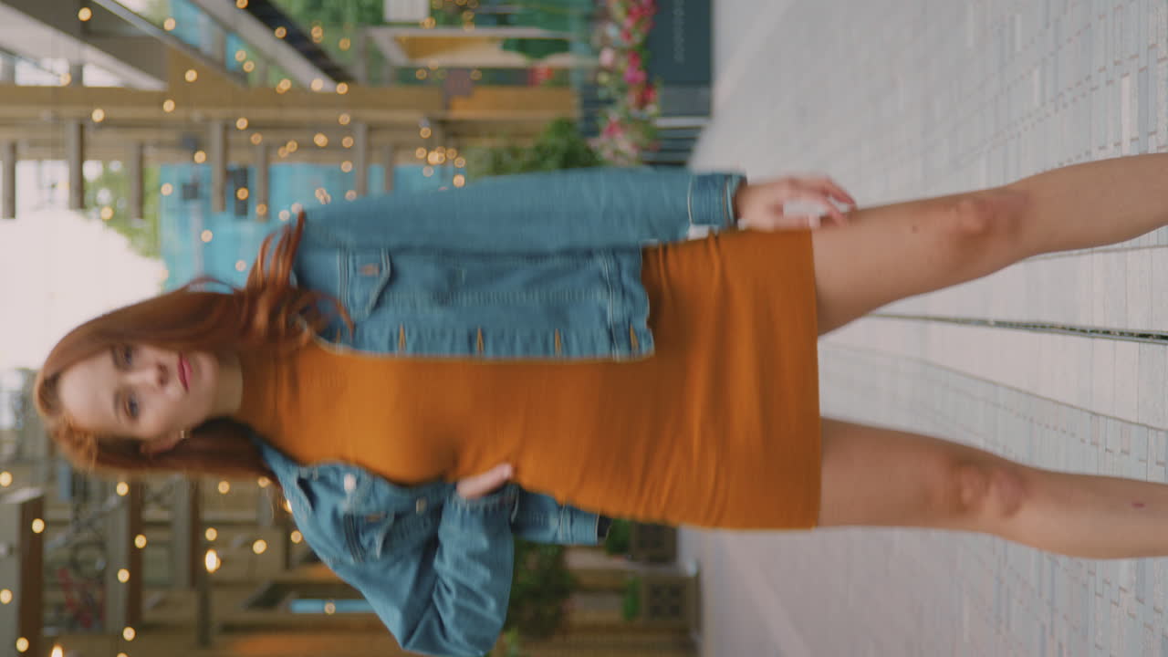 vídeo vertical de una vlogger o influyente social viajando por la ciudad para las redes sociales