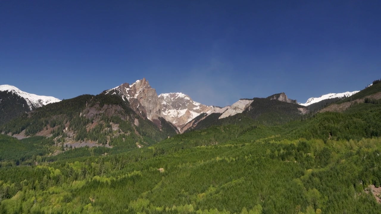 Gunung Cayley dan lanskap sekitarnya di British Columbia, Kanada, menampilkan medan pegunungan terjal, alam liar pegunungan tinggi, hutan, dan wilayah Pegunungan Pesisir - hasil jepretan drone