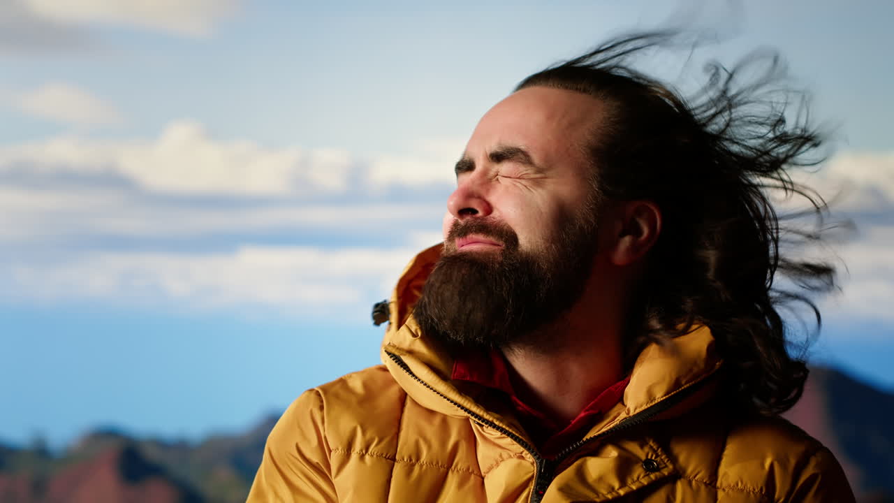 un joven excursionista adulto acampando con su tienda en la cima de una montaña