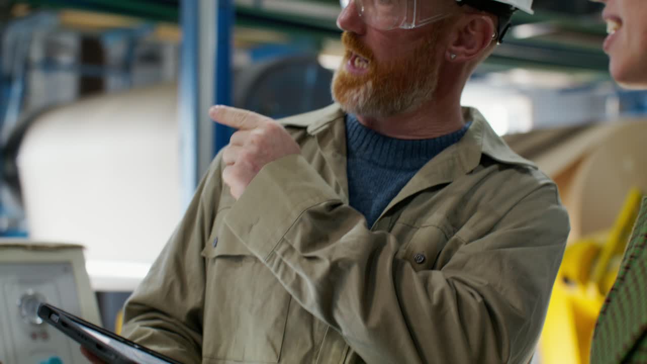 рабочие фабрики в обсуждении