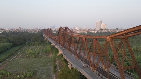 摩托車在長比恩橋上行駛 - 哈諾伊