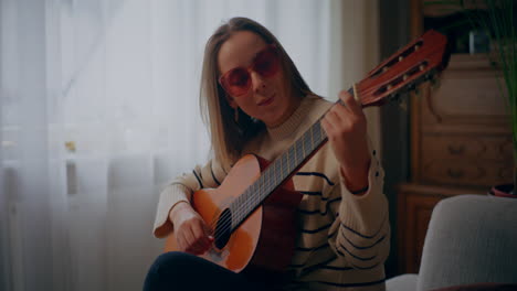 Mujer-Tocando-La-Guitarra-Escribiendo-Canciones-Componiendo-Música