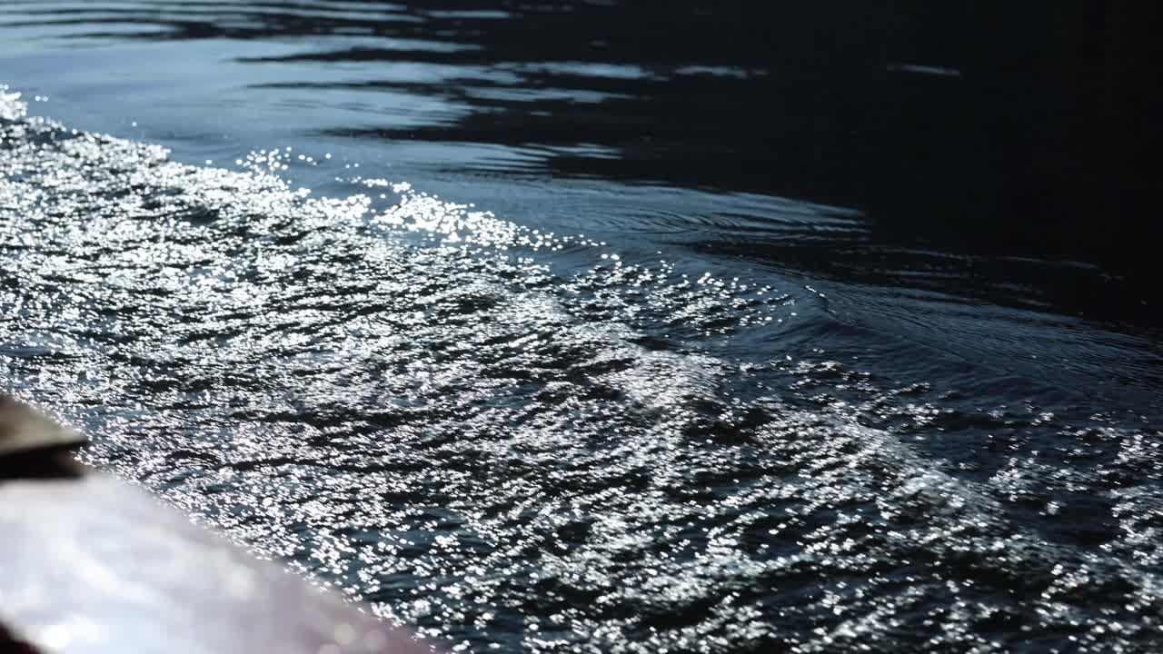 빛이 부드러운 물 물결에 반사되는 것