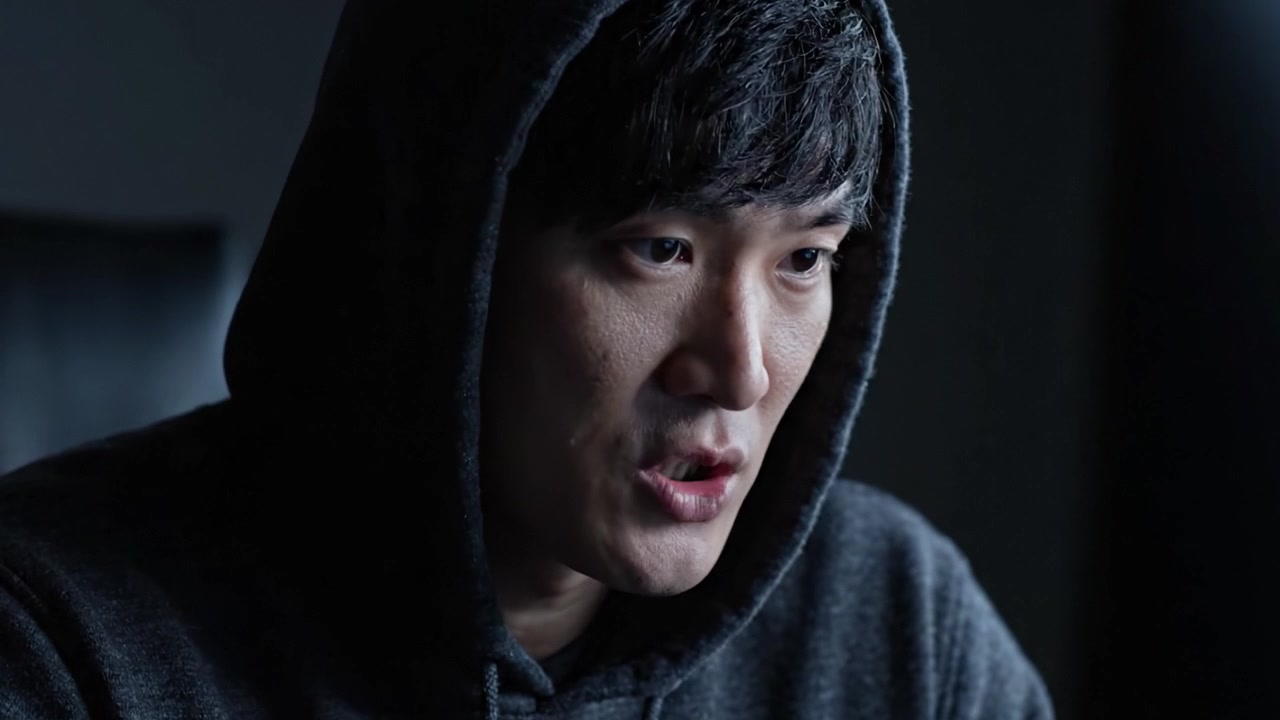 깊은 사색: 어두운 환경에서 후드티를 입고 깊은 생각에 잠긴 신비로운 인물의 클로즈업, 호기심과 감정을 전달합니다.