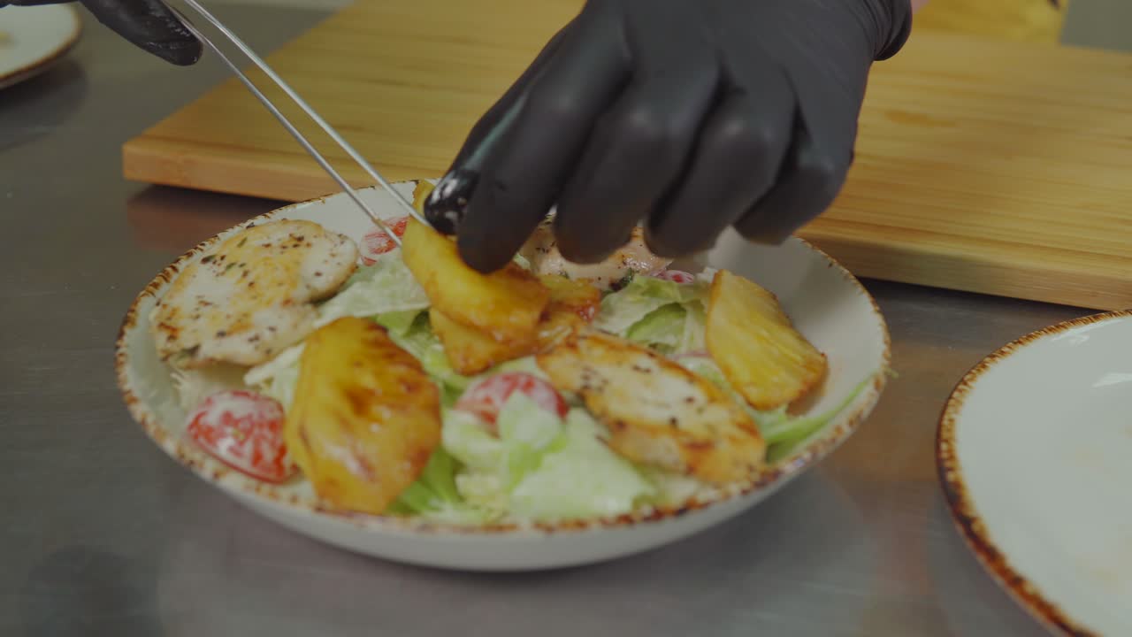 preparando una ensalada de pollo césar