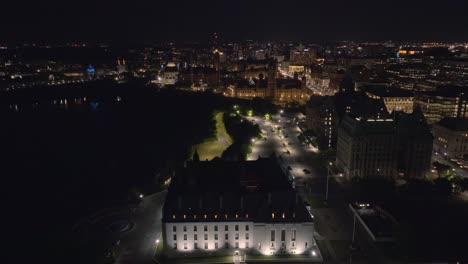 Filmische-Luftaufnahmen,-Die-Nachts-Den-Obersten-Gerichtshof-Von-Ottawa-Umkreisen,-Kanada,-Hauptstadt,-Drohne