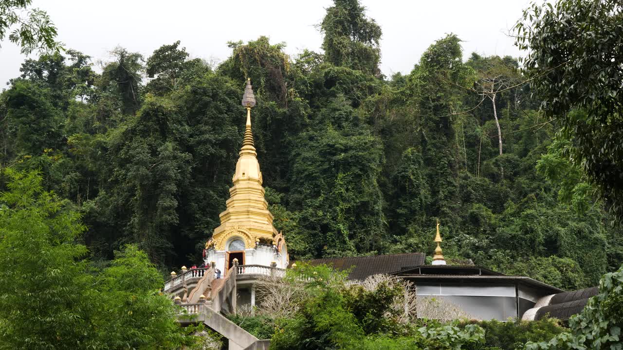 pagoda del templo dorado en la jungla wat tham pha plong, chiang dao, tailandia