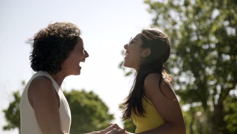 amigas alegres hablando en el parque