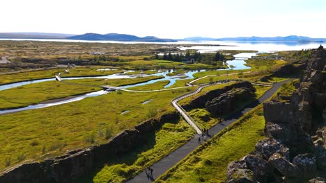 Drohnenaufnahme-Mit-Im-Vordergrund,-Dem-Kommenden-Lavagestein,-Das-Die-Almannagjá-Verwerfung-Enthüllte,-Thingvellir-Nationalpark,-Island