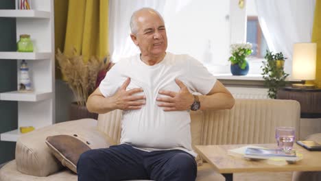 un anciano con dolor en el pecho.