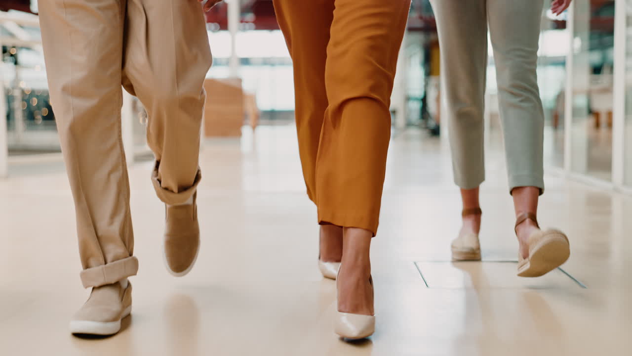 oficina, zapatos y un grupo de personas de negocios caminando