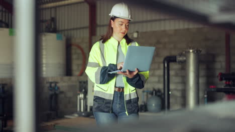 mujer, inspección y portátil para el mantenimiento