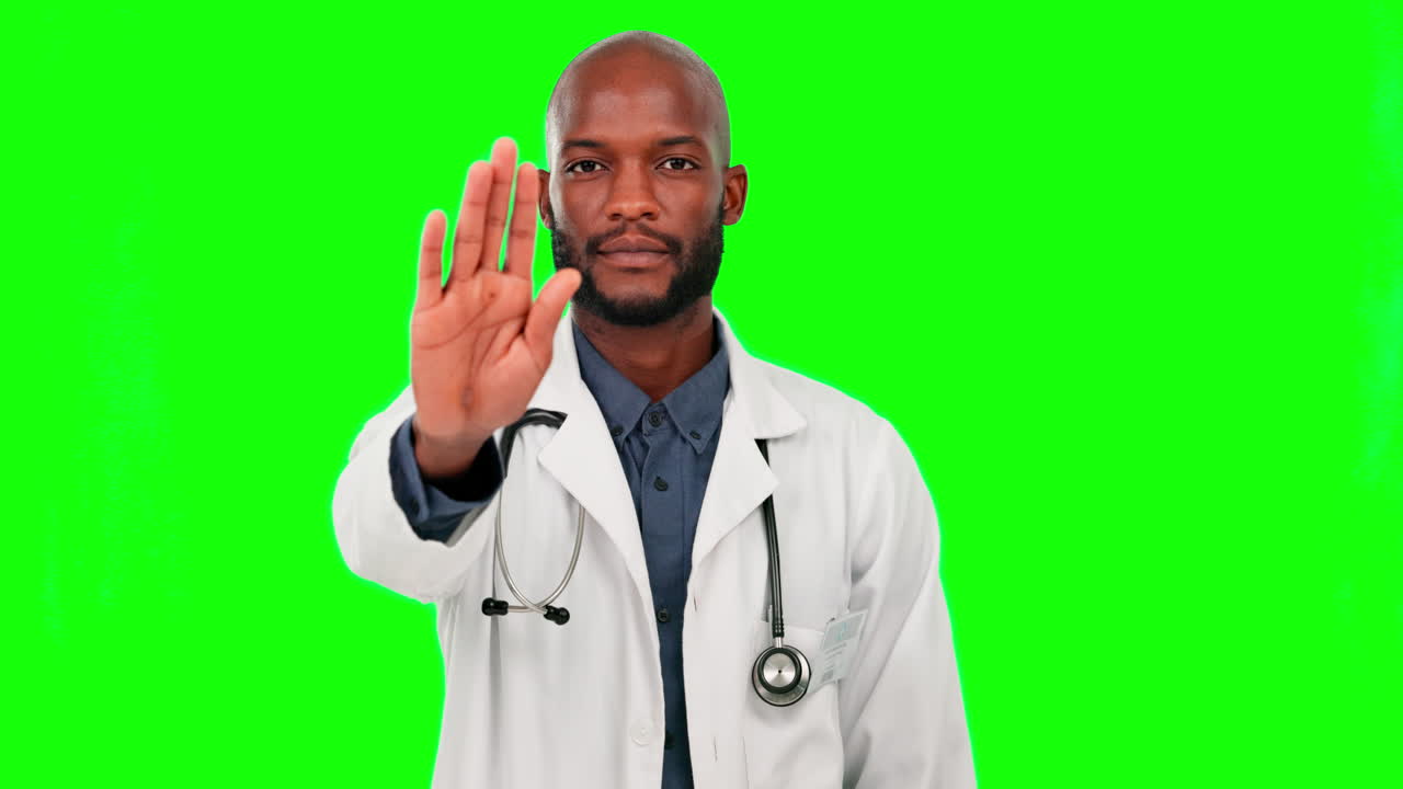 Medico, uomo di colore e mani che fermano su schermo verde