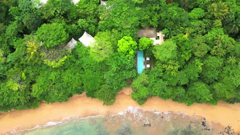 Absteigender-Blick-Von-Einem-Resort,-Umgeben-Von-Grünen-Wäldern-Auf-Prince-Island,-Sao-Tome,-Afrika