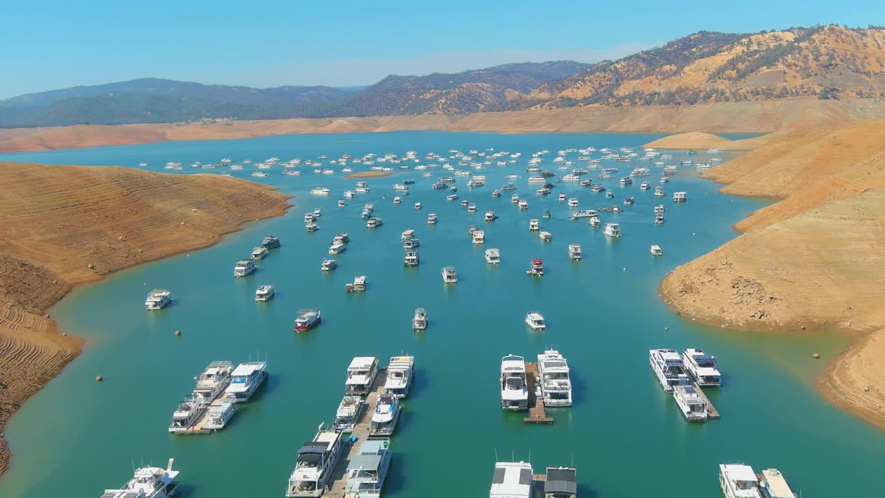 낮은 수위, 물러나는 해안선 및 좌초된 하우스보트가 있는 가뭄에 시달리는 캘리포니아 오로빌 호수 위의 놀라운 공중