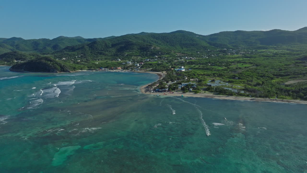 윈드서핑 활동 을 하는 열대 해변 의 공중 사진