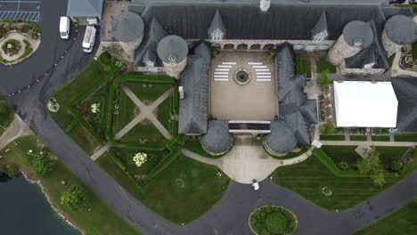 la órbita aérea de un vasto castillo