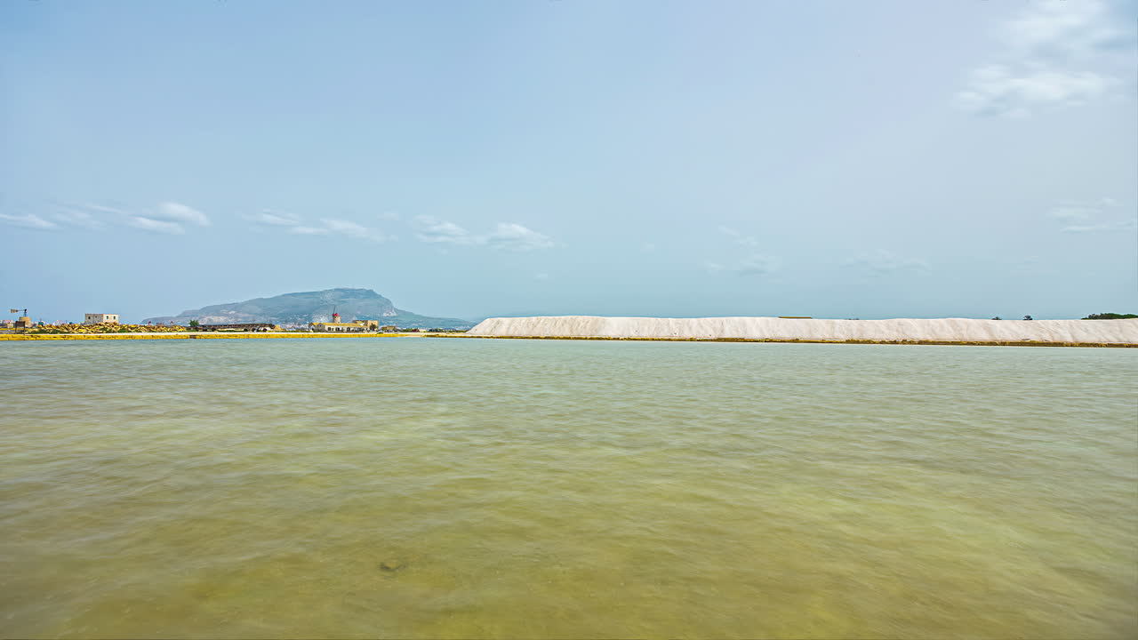 낮에는 이탈리아 트라파니 지방에 있는 페이스코 소금 팬 더미의 아름다운 풍경