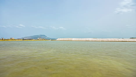 Vista-Panorámica-De-La-Pila-De-Salinas-De-Paceco-Reserva-Natural-Italiana-En-La-Provincia-De-Trapani,-Italia-Durante-El-Día