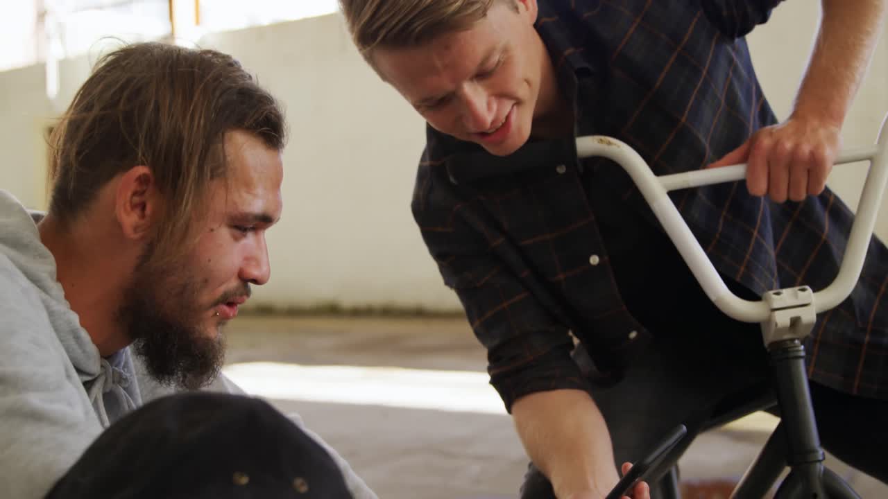 빈 창고 에서 대화 하는 bmx 라이더 들