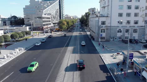 escena callejera de la ciudad con tráfico y peatones