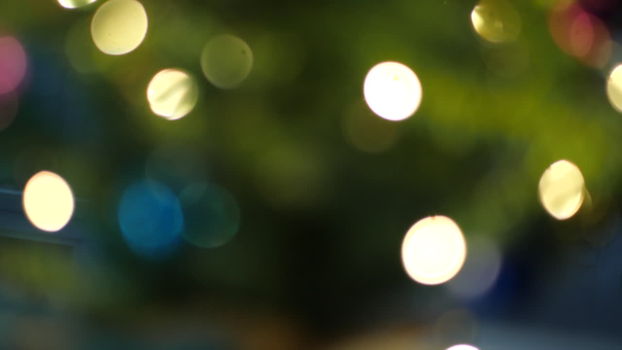 árbol de navidad con bolas de colores y bokeh