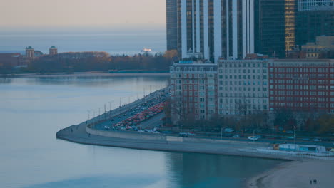 El-Tráfico-Regresa-A-Lo-Largo-De-Una-Carretera-Cerca-Del-Centro-De-Chicago.