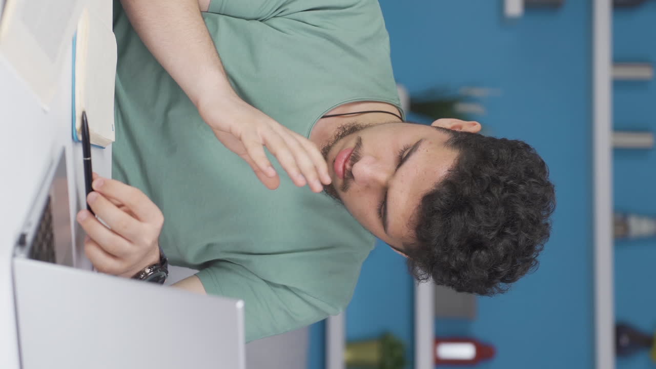 video vertical de un estudiante masculino llamando por las lecciones.