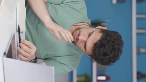 video vertical de un estudiante masculino llamando por las lecciones.